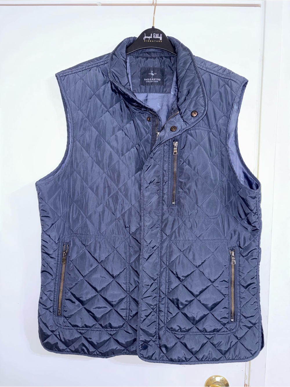 Tailorbyrd Collection men's vest features a distinct diamond-quilted Large